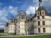 Kasteel van Chambord - Renaissance kasteel, gazons en wolken in de blauwe hemel