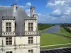 Kasteel van Chambord - Een deel van het Renaissance kasteel met uitzicht op de grasvelden van het veld, wolken in de blauwe hemel