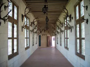 Kasteel van Chambord - Binnen in het kasteel: gang versierd met jachttrofeeën