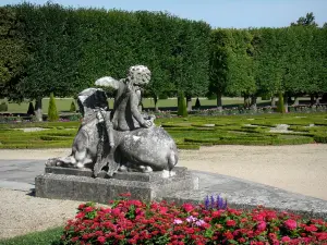 Kasteel van Champs-sur-Marne - Franse tuin: bloemen op de voorgrond, standbeeld, bomen en tuinen Parterre