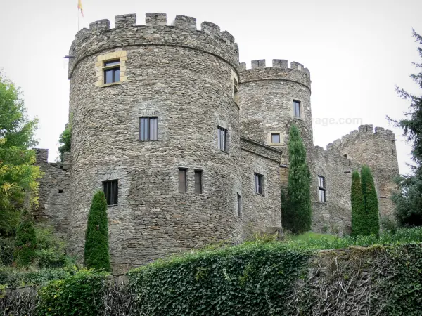 Kasteel van Chouvigny - Middeleeuws kasteel met zijn kroon van torens in de vallei van de Sioule (kloof Sioule)