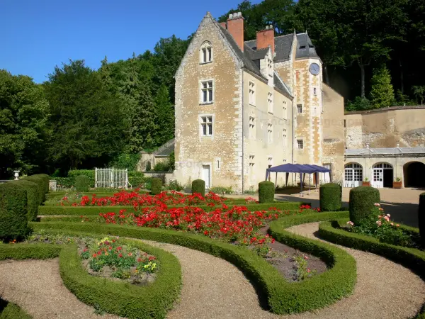 Kasteel van Courtanvaux - Klein kasteel binnenplaats en bloemperken van de Franse tuin, aan de stad van Besse-sur-Braye