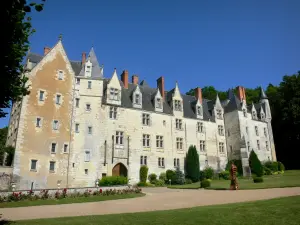 Kasteel van Courtanvaux - Gevel van het grote kasteel en park op de stad van Besse-sur-Braye