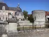 Kasteel van Étoges - Voorgevel van het kasteel met zijn toren en de gracht