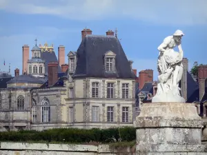 Kasteel van Fontainebleau - Standbeeld (beeldhouwkunst) op de voorgrond en het Paleis van Fontainebleau