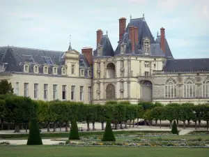 Kasteel van Fontainebleau - Paleis van Fontainebleau (Golden Gate) en grote parterre van de Franse tuin
