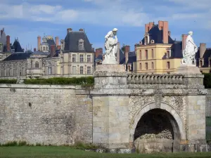 Kasteel van Fontainebleau - Beelden (sculptuur) op de voorgrond en het Paleis van Fontainebleau