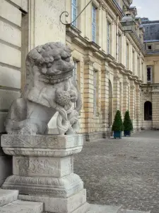 Kasteel van Fontainebleau - Paleis van Fontainebleau: standbeeld van het hof van de Fontein