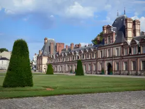 Kasteel van Fontainebleau - Paleis van Fontainebleau: vleugel van Ministers en grasvelden van de White Horse Hof van Justitie (Hof van Afscheid)