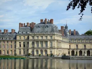 Kasteel van Fontainebleau - Carp vijver en de gevels van het paleis van Fontainebleau