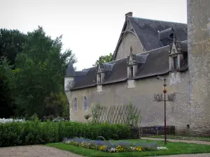 Kasteel van Fougères-sur-Bièvre - Kasteel, gazon, bloemen, struiken en bomen