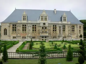 Kasteel van Grand Jardin - Renaissance kasteel en de tuin in het centrum van Joinville