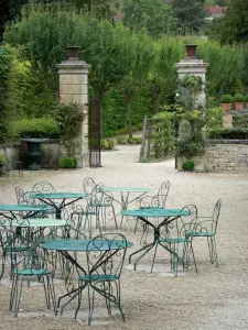 Kasteel van Grand Jardin - Tafels en smeedijzeren stoelen, en de tuin van het kasteel in de stad Joinville