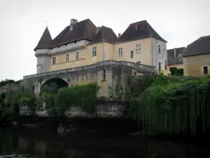 Kasteel van Losse - Kasteel aan de oevers van de rivier (de Vezere)