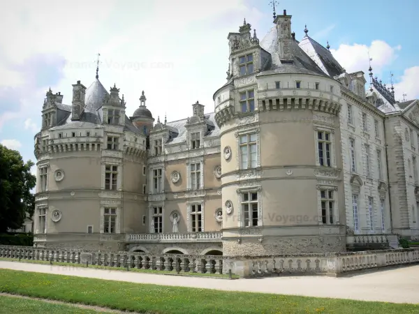 Kasteel van Lude - Ronde torens, gevel Francis (Renaissance), en Louis XVI gevel (klassieke stijl) van het kasteel in de stad Le Lude