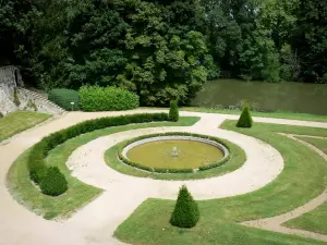 Kasteel van Lude - Tuinen van het Château du Lude: tuin vijver bodem (Franse tuin) langs de Loir rivier, aan de stad van Le Lude