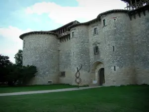 Kasteel van Mauriac - Castle (fort) geflankeerd door torens, oprit en gazons