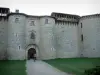 Kasteel van Mauriac - Castle (fort) geflankeerd door torens, oprit en gazons