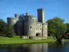 Kasteel van Montbrun - Fortress, bomen en sloten, in het Regionaal Natuurpark Perigord-Limousin