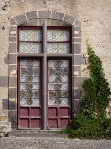 Kasteel van la Roche - Verticale raamstijlen raam van het kasteel, de stad van Chaptuzat