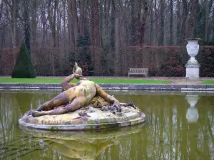 Kasteel van Vaux-le-Vicomte - Castle Park: Basin Tritons, beeldhouwkunst, bankjes en bomen