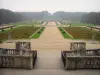 Kasteel van Vaux-le-Vicomte - Castle Park: uitzicht op de Franse tuinen van Le Nôtre (parterre tuinen, vijvers, beelden, voetpaden)