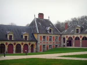 Kasteel van Vaux-le-Vicomte - Afhankelijkheden (vaak) baksteen en natuursteen omzoomde paden en grasvelden