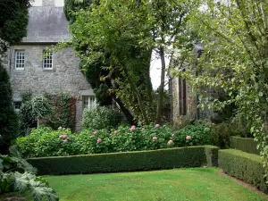 Kasteeltje van Saussey - Het landhuis tuin: gazon, bloemen en bomen