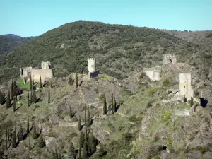 Kastelen van Lastours - Uitzicht van de vier kastelen neergestreken Lastours: Cabaret, Regine toren, en Surdespine Quertinheux in een groene