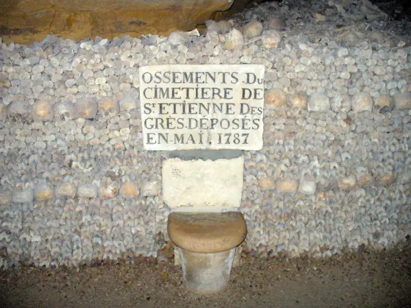 Katakomben von Paris - Beinhaus (sich befindend in den ehemaligen unterirdischen Steinbrüchen): Totengebeine