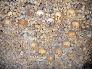 Katakomben von Paris - Beinhaus (sich befindend in den ehemaligen unterirdischen Steinbrüchen): Gebeine