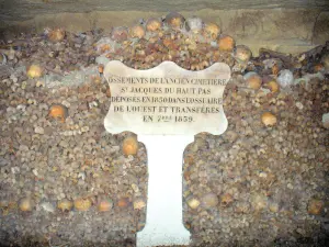 Katakomben von Paris - Beinhaus (Ossarium sich befindend in den ehemaligen unterirdischen Steinbrüchen): Gebeine