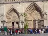 Kathedraal Notre-Dame de Paris - Portalen van de westelijke gevel en de bezoekers van de kathedraal plein