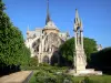 Kathedraal Notre-Dame de Paris - Jean XXIII plein met de fontein van de Maagd (of fontein van het aartsbisdom), en nachtkastjes Cathedral
