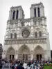 Kathedraal Notre-Dame de Paris - West gevel van de kathedraal en de bezoekers op het plein
