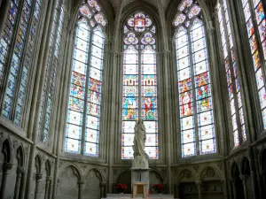Kathedraal van Sées - In de gotische Notre-Dame: glas in lood