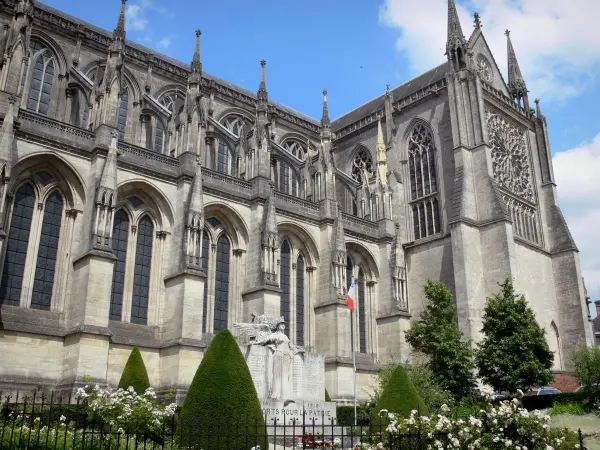 Kathedrale in Sées - Kathedrale Notre-Dame im gotischen Stil; im Regionalen Naturpark Normandie-Maine