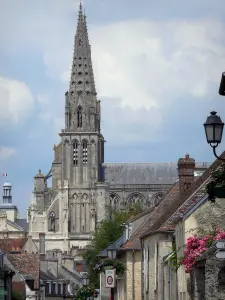 Kathedrale in Sées - Glockenturm und Turmspitze der Kathedrale Notre-Dame im gotischen Stil, und Häuser der Stadt Sées