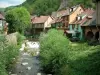 Kaysersberg - Fluss (Weiss), Bäume und Häuser mit farbigen Hauswänden