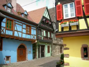 Kaysersberg - Maisons à colombages aux façades de couleurs vives (jaune, bleu, vert)
