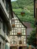 Kaysersberg - Vines overhangende houten huizen van het dorp