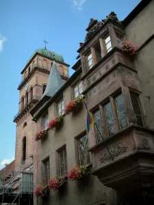 Kaysersberg - Torenspits van het Heilig Kruis Kerk en Gebouw (stad, stadhuis) van het Rijnlandse Renaissance erker versierd met een
