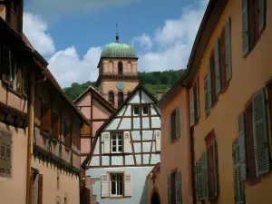 Kaysersberg - Maisons colorées et clocher de l'église Sainte-Croix