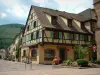 Kaysersberg - Maisons colorées à colombages et colline en arrière-plan