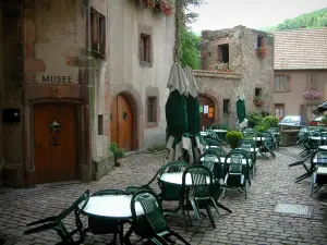 Kaysersberg - Kleine verhard plein met terras