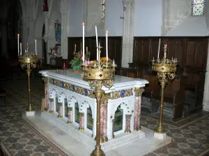 Kerk van Biville - Binnen in de kerk: graf van Thomas Helye