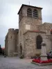 Kerk van Champdieu - Gate toren en vestingwerken van de versterkte Romaanse kerk, oorlogsmonument, bloemen en op de grond pad