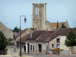 Kerk van Larchant - Ronde van de kerk van St. Mathurin, lantaarnpaal en dorpshuizen