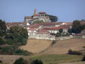 Kerk van Moirax - Notre Dame (voormalige priorij) met uitzicht op de huizen van het dorp Moirax
