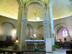 Kerk van Rieux-Minervois - Binnen in de Romaanse kerk van St. Mary altaar